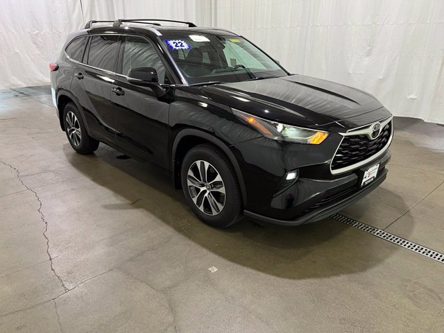 Certified 2022 Toyota Highlander XLE AWD/4WD image 1