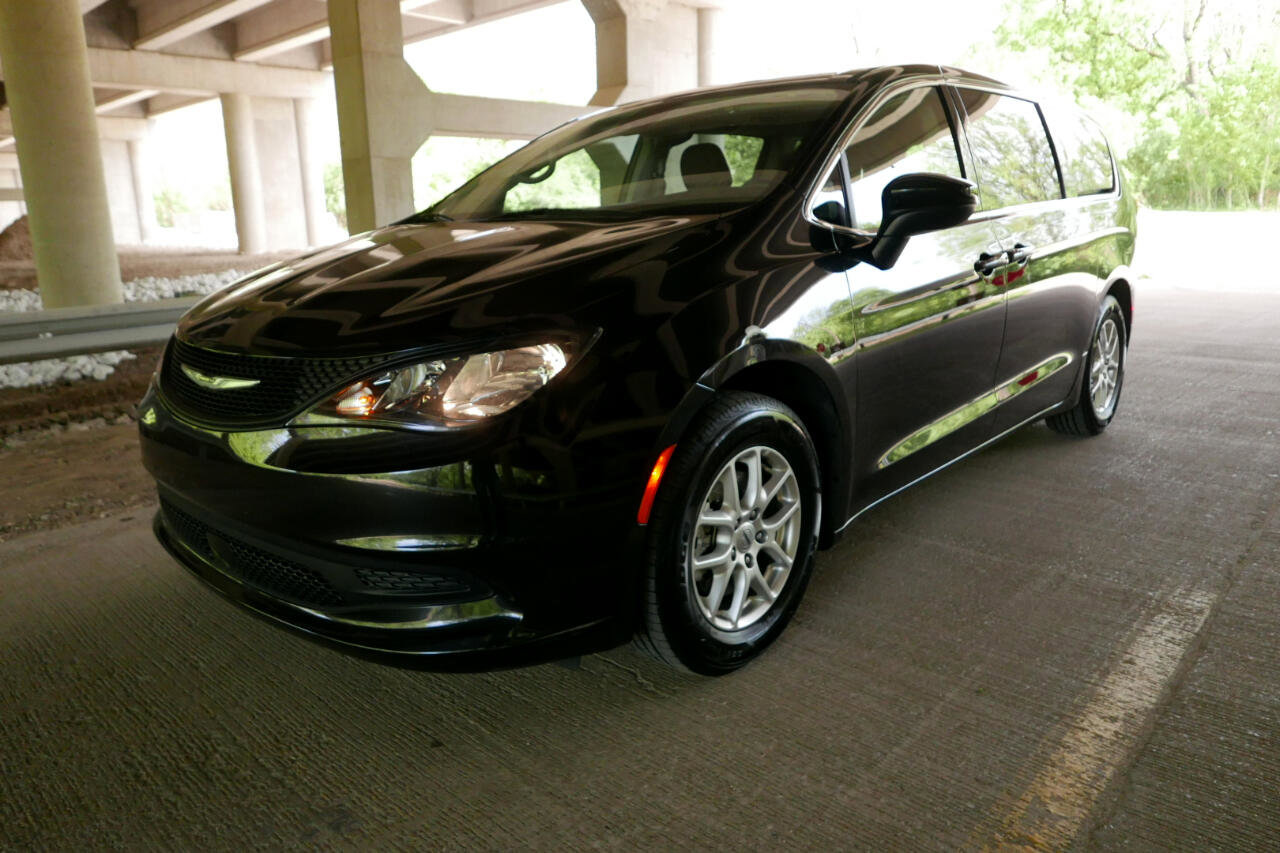 Used 2022 Chrysler Voyager LX image 24
