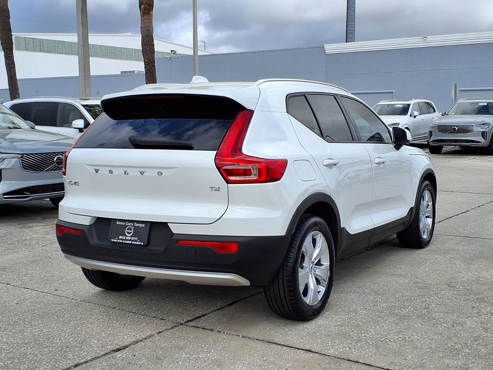 Used 2020 Volvo XC40 T4 Momentum image 7