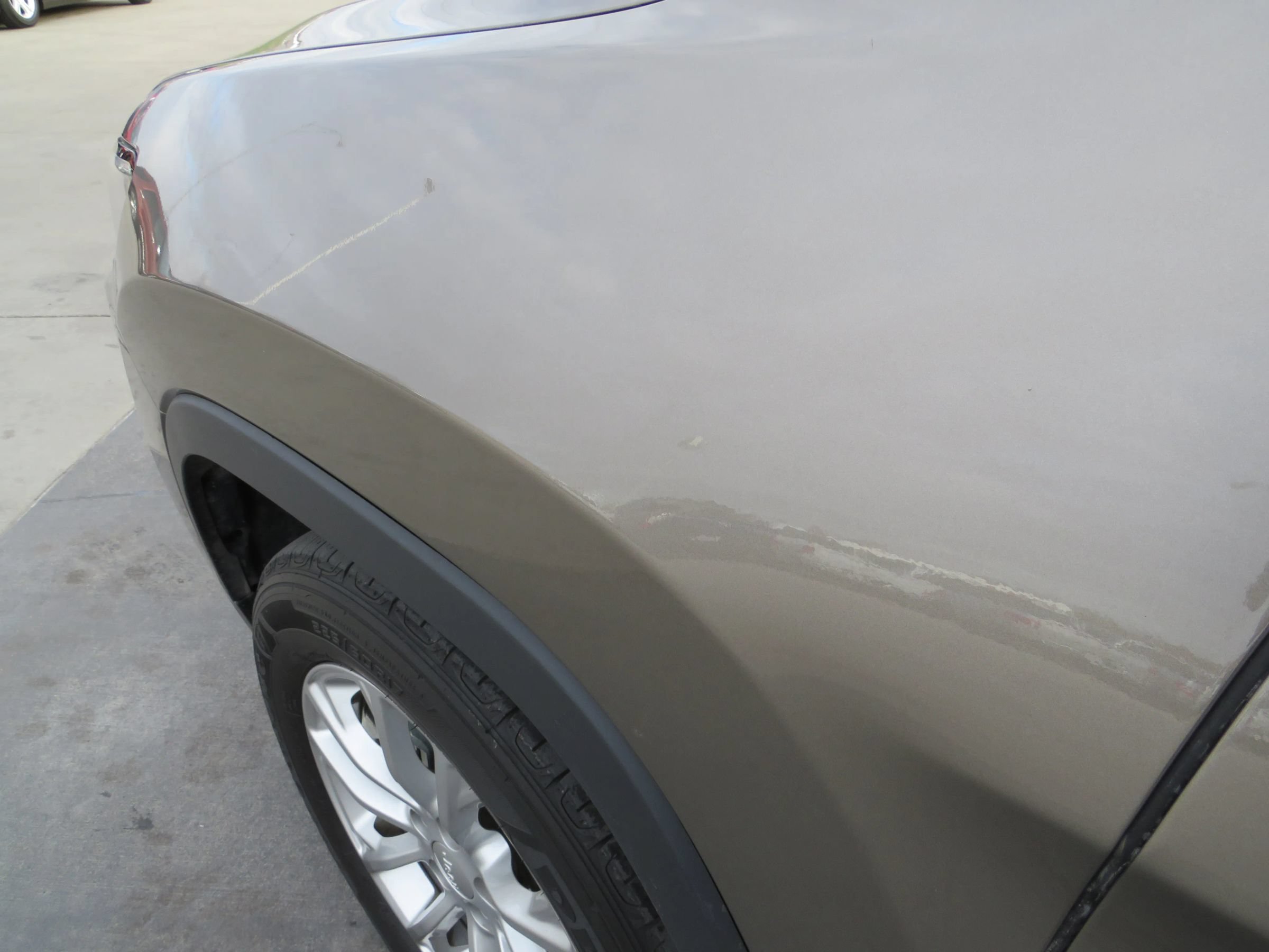 Used 2019 Jeep Cherokee Latitude w/ Popular Appearance Group FWD image 23