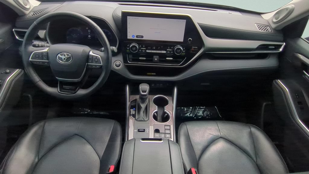 Used 2024 Toyota Highlander Limited FWD image 15