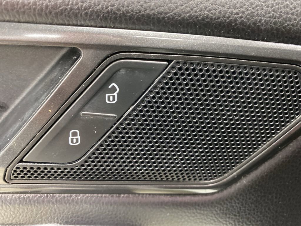 Used 2018 Volkswagen Tiguan SEL w/ 3rd Row Seat Package image 33