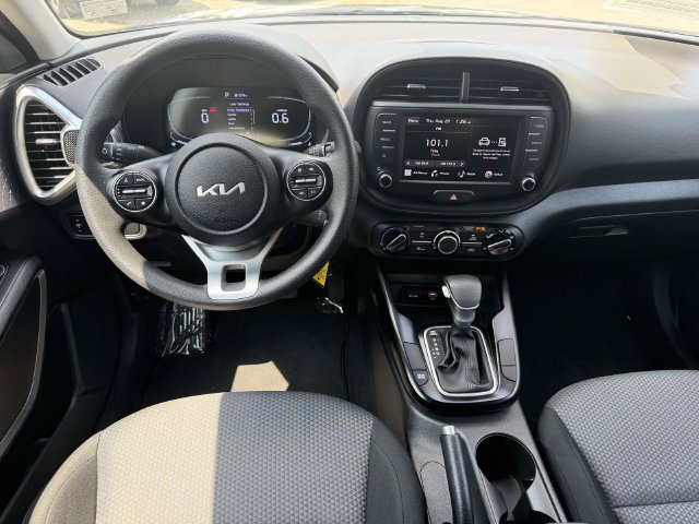 Used 2025 Kia Soul LX w/ LX Technology Package FWD image 3