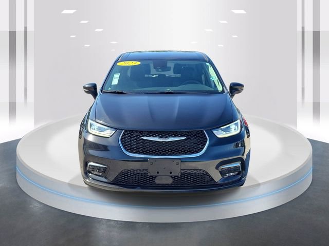 Used 2023 Chrysler Pacifica Touring-L FWD image 2