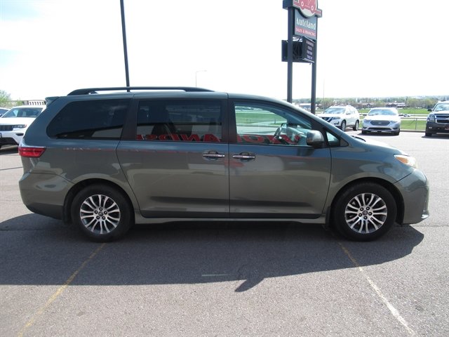 Used 2020 Toyota Sienna XLE Premium FWD image 2