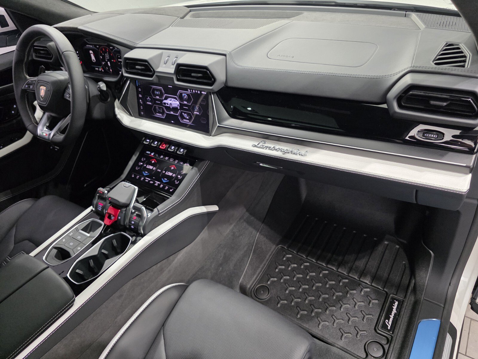 Used 2026 Lamborghini Urus SE AWD/4WD image 24