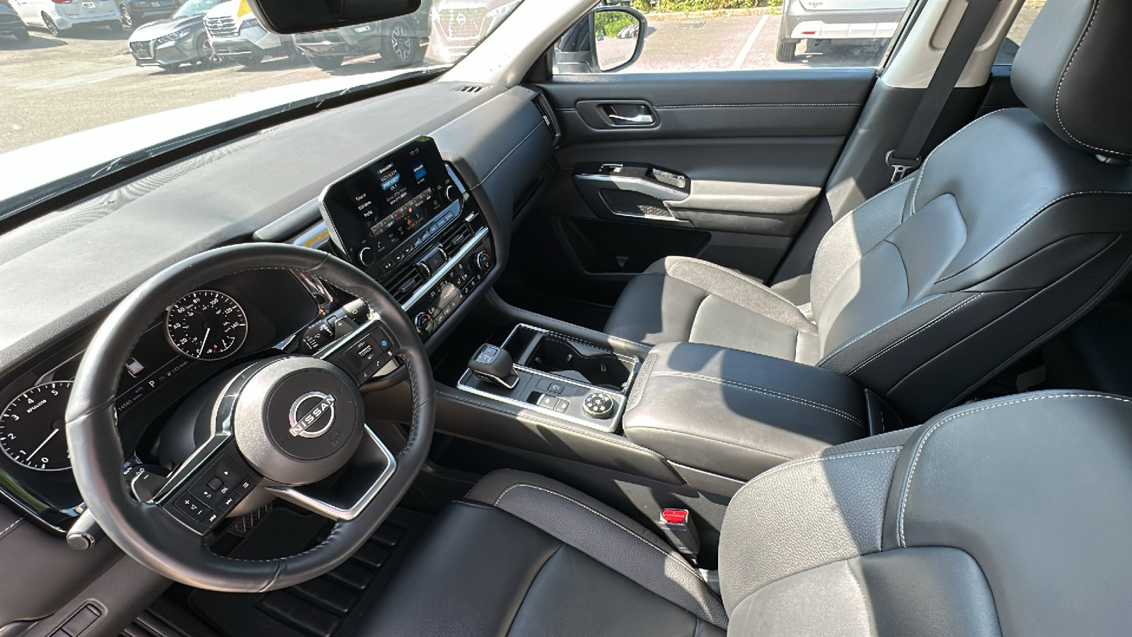 Certified 2024 Nissan Pathfinder SL w/ Black Appearance Package image 19