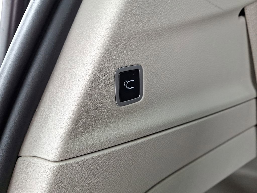 Used 2023 Chrysler Pacifica Touring-L image 30