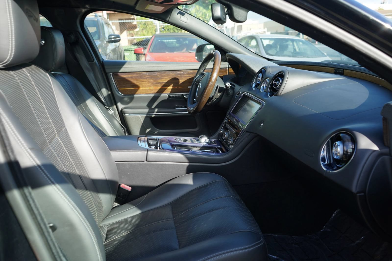 Used 2011 Jaguar XJ L Supersport RWD image 17