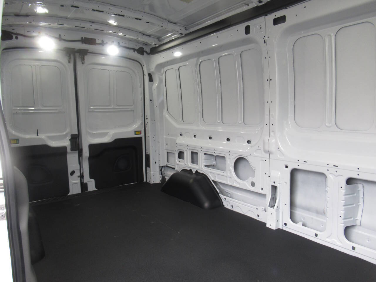 Used 2025 Ford E-Transit 148 Medium Roof image 8