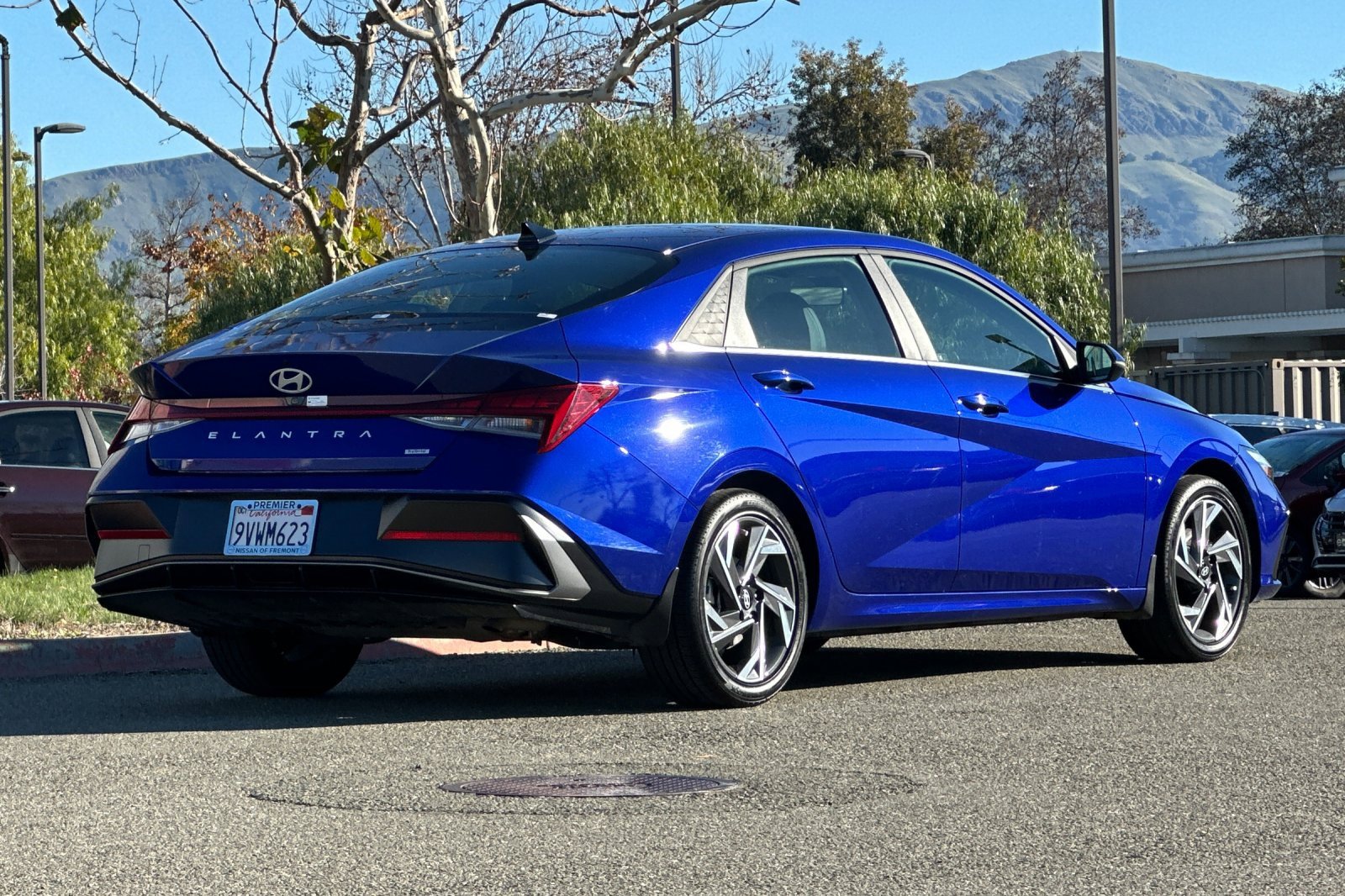 Used 2025 Hyundai Elantra Limited image 4