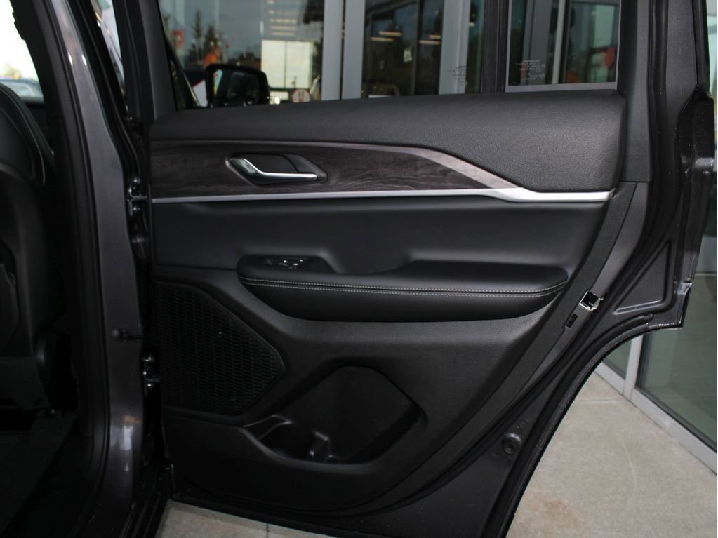 New 2025 Jeep Grand Cherokee Limited w/ Black Appearance Package image 27