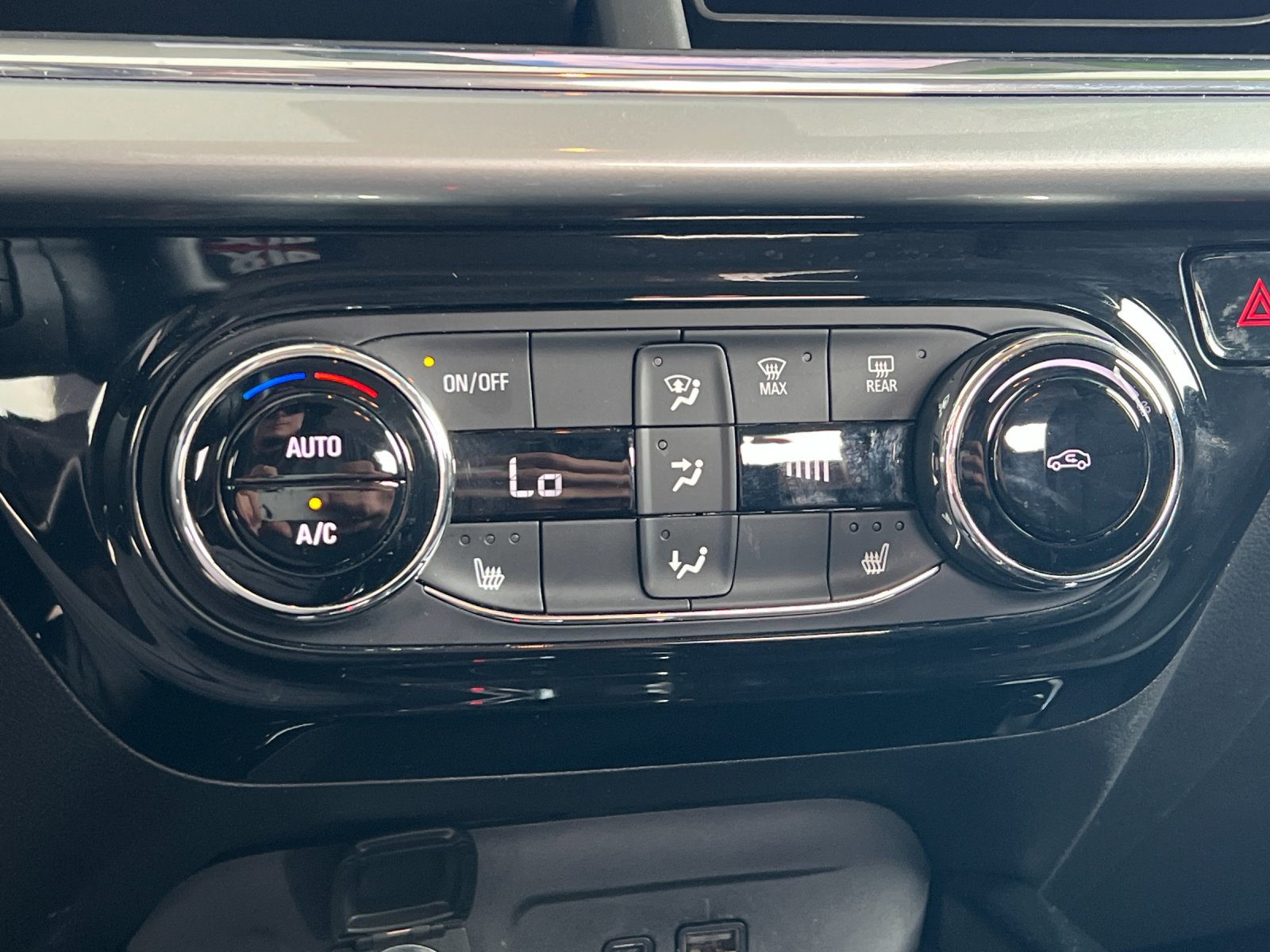 Used 2025 Chevrolet Trax LT w/ LT Convenience Package FWD image 18