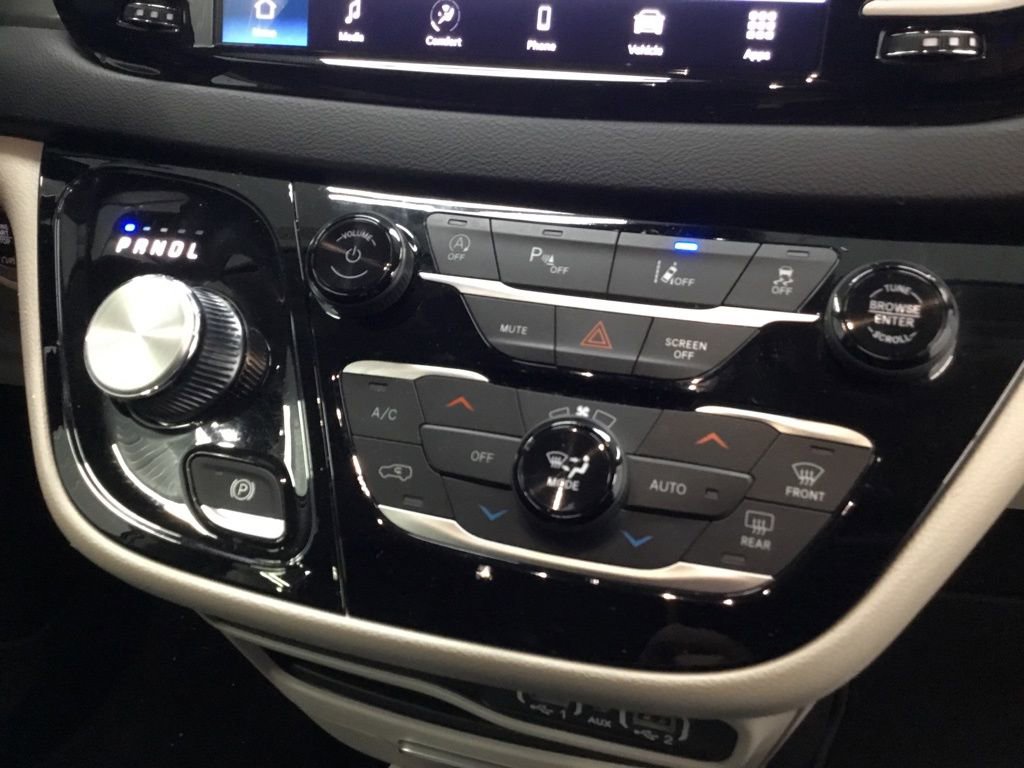 Used 2023 Chrysler Pacifica Touring-L image 24