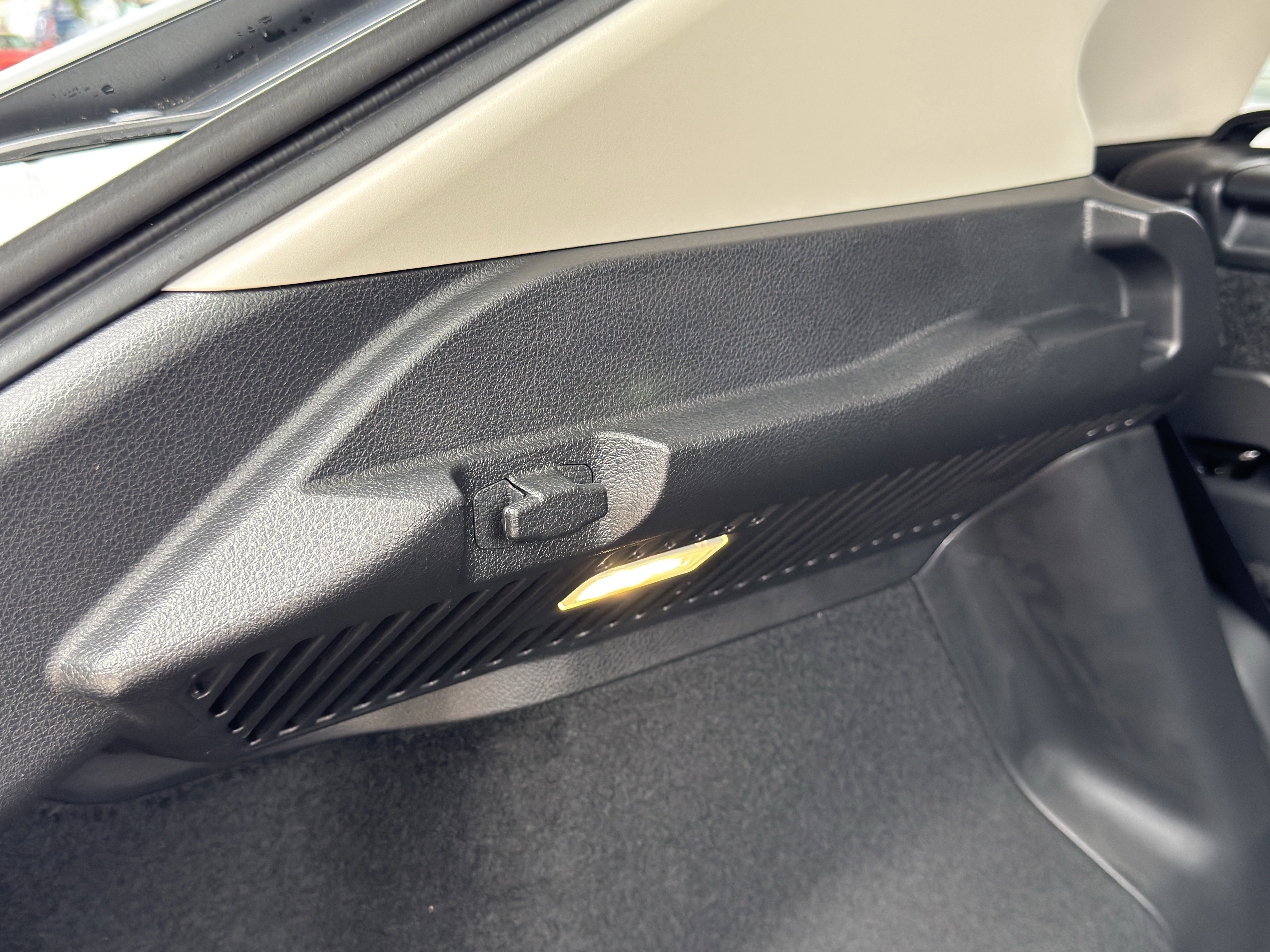 Used 2025 Nissan Ariya FWD image 42