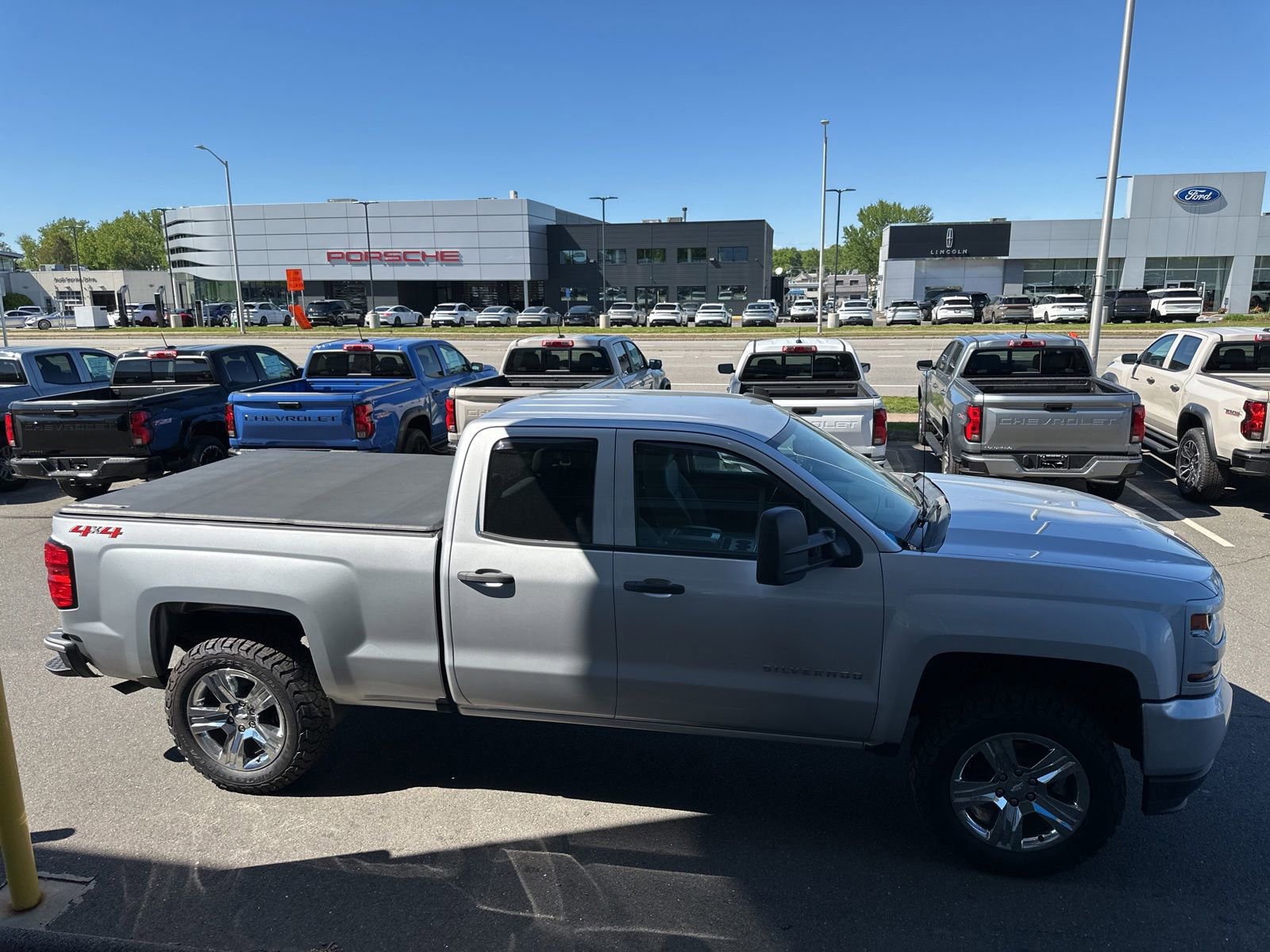 Used 2019 Chevrolet Silverado 1500 Custom w/ Custom Convenience Package AWD/4WD image 4