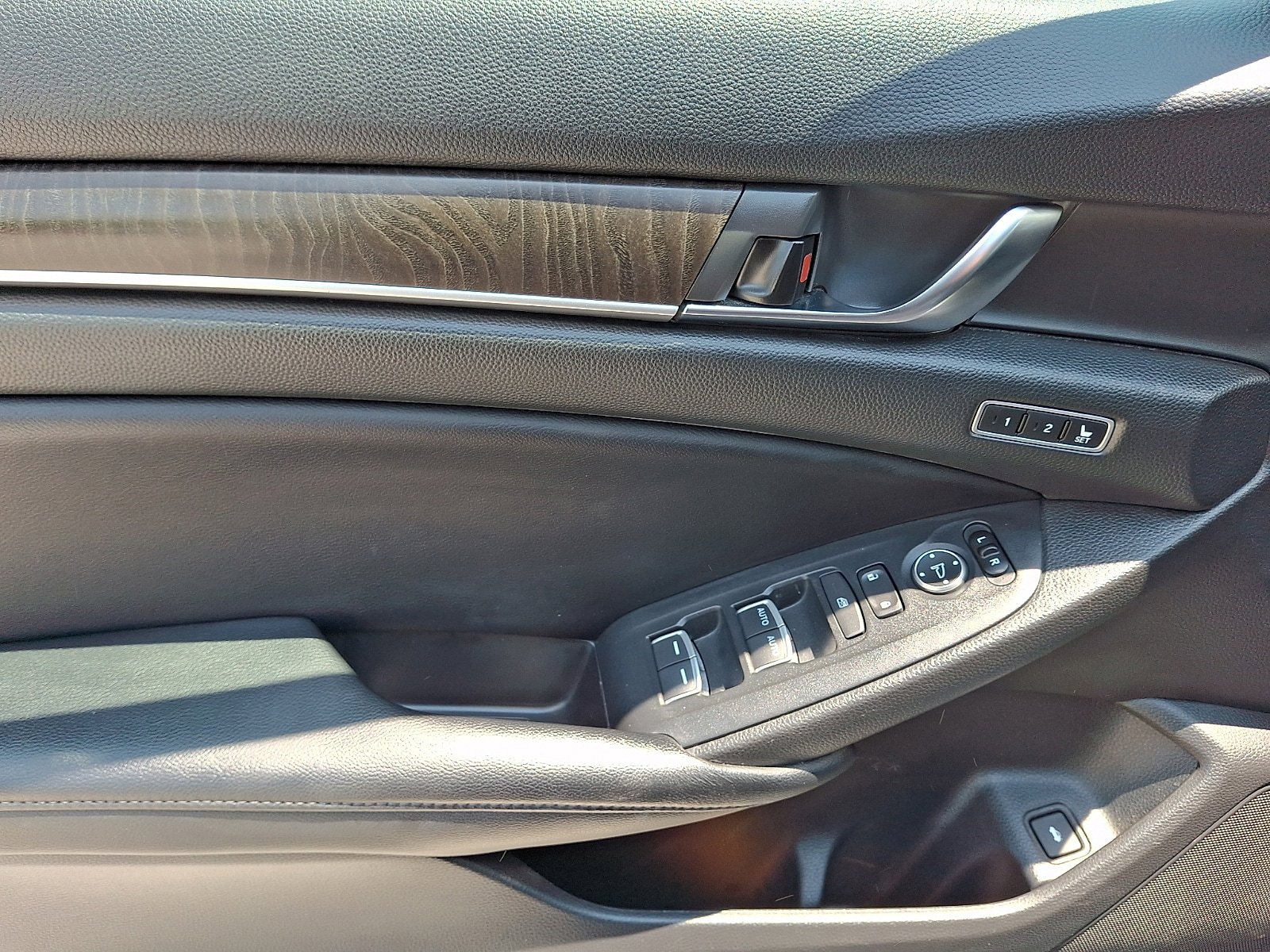 Used 2018 Honda Accord Touring image 12