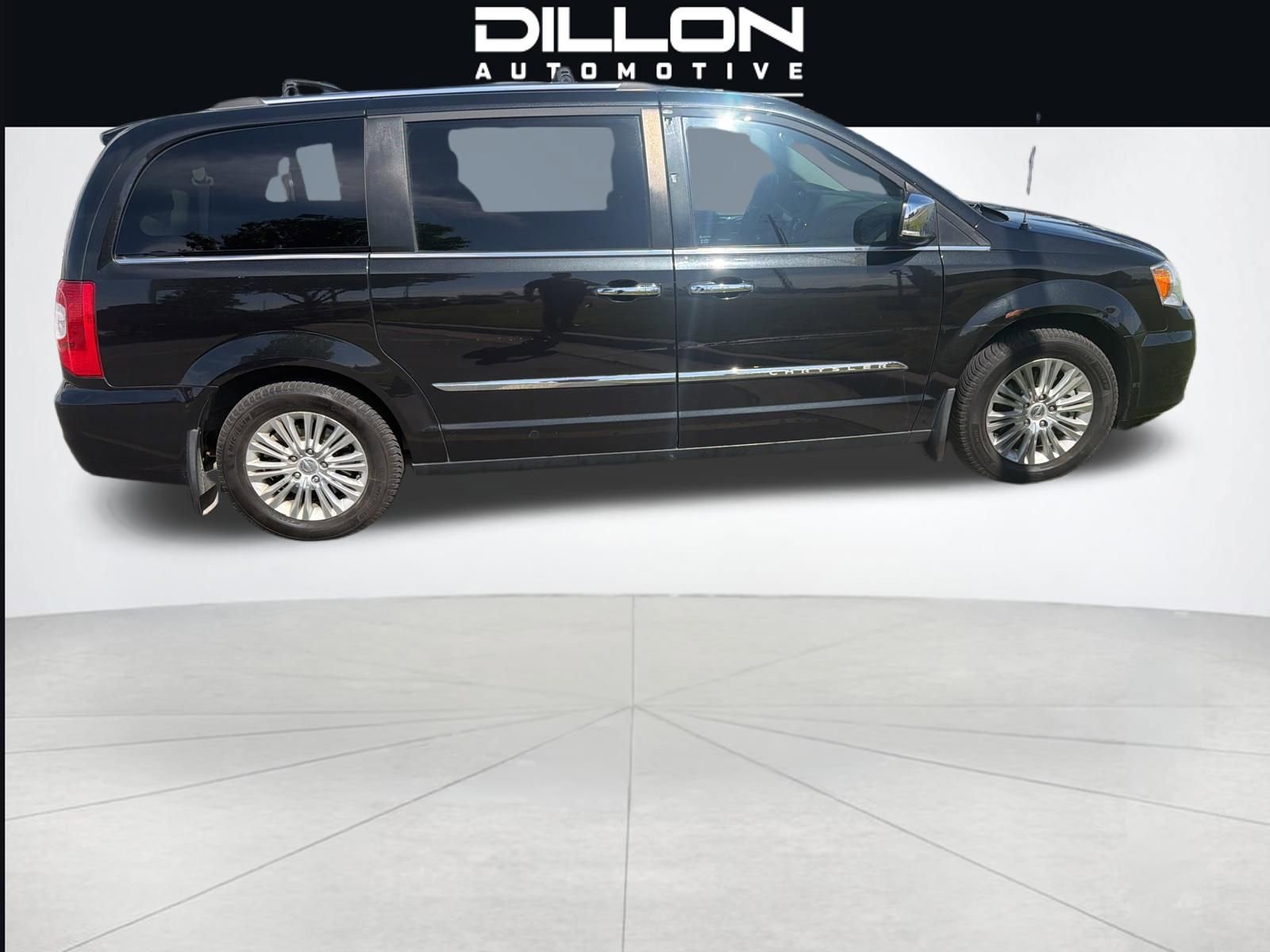 Used 2015 Chrysler Town & Country Limited Platinum FWD image 9