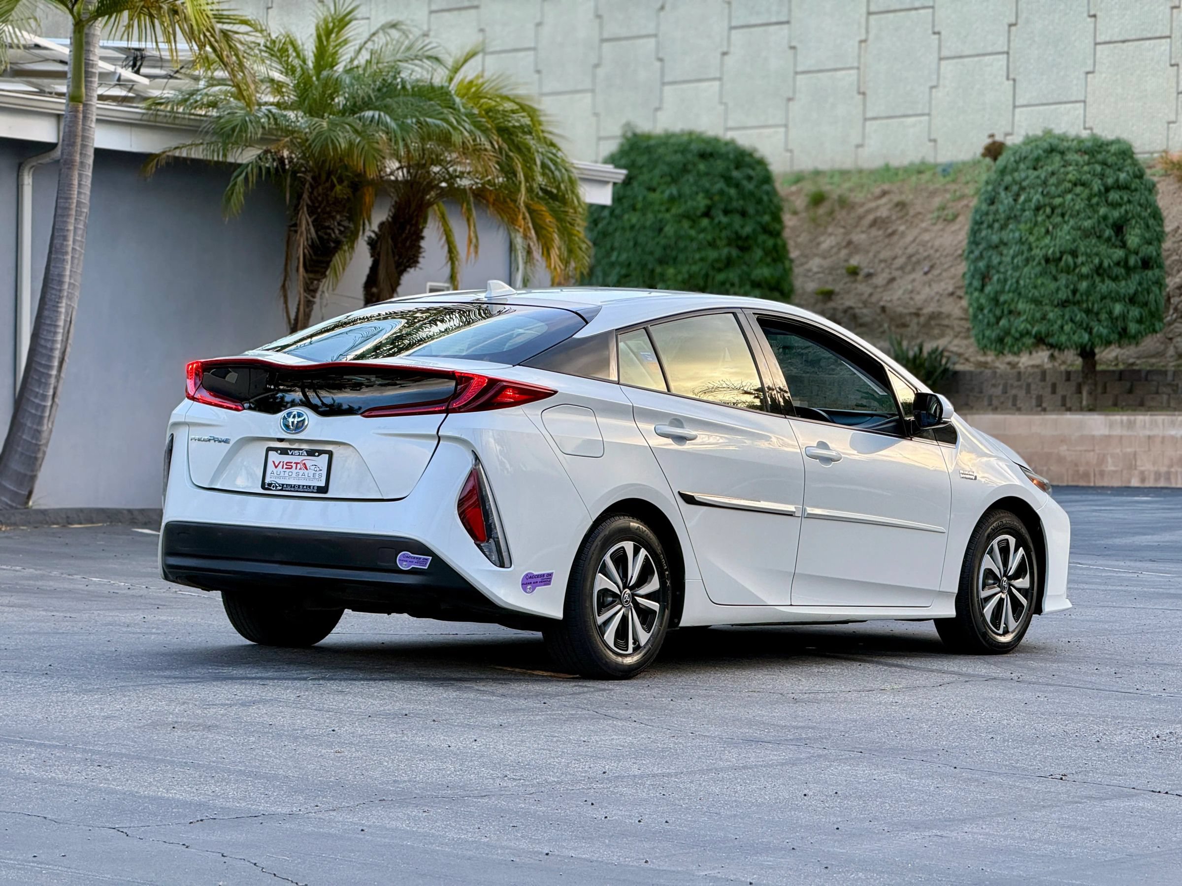 Used 2018 Toyota Prius Prime Premium w/ Carpet Mat Package FWD image 4