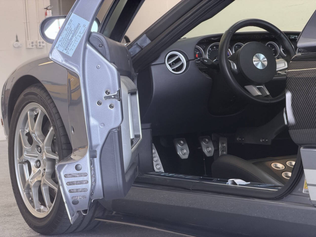 Used 2006 Ford GT RWD image 30