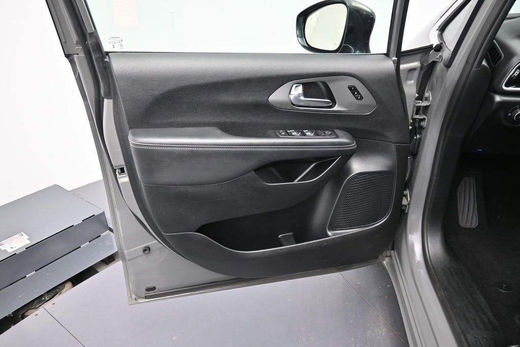 Used 2025 Chrysler Pacifica Select FWD image 9