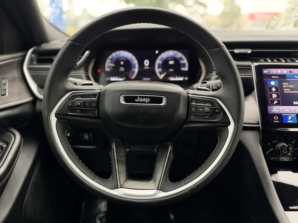 Used 2024 Jeep Grand Cherokee Limited w/ Black Appearance Package RWD image 14