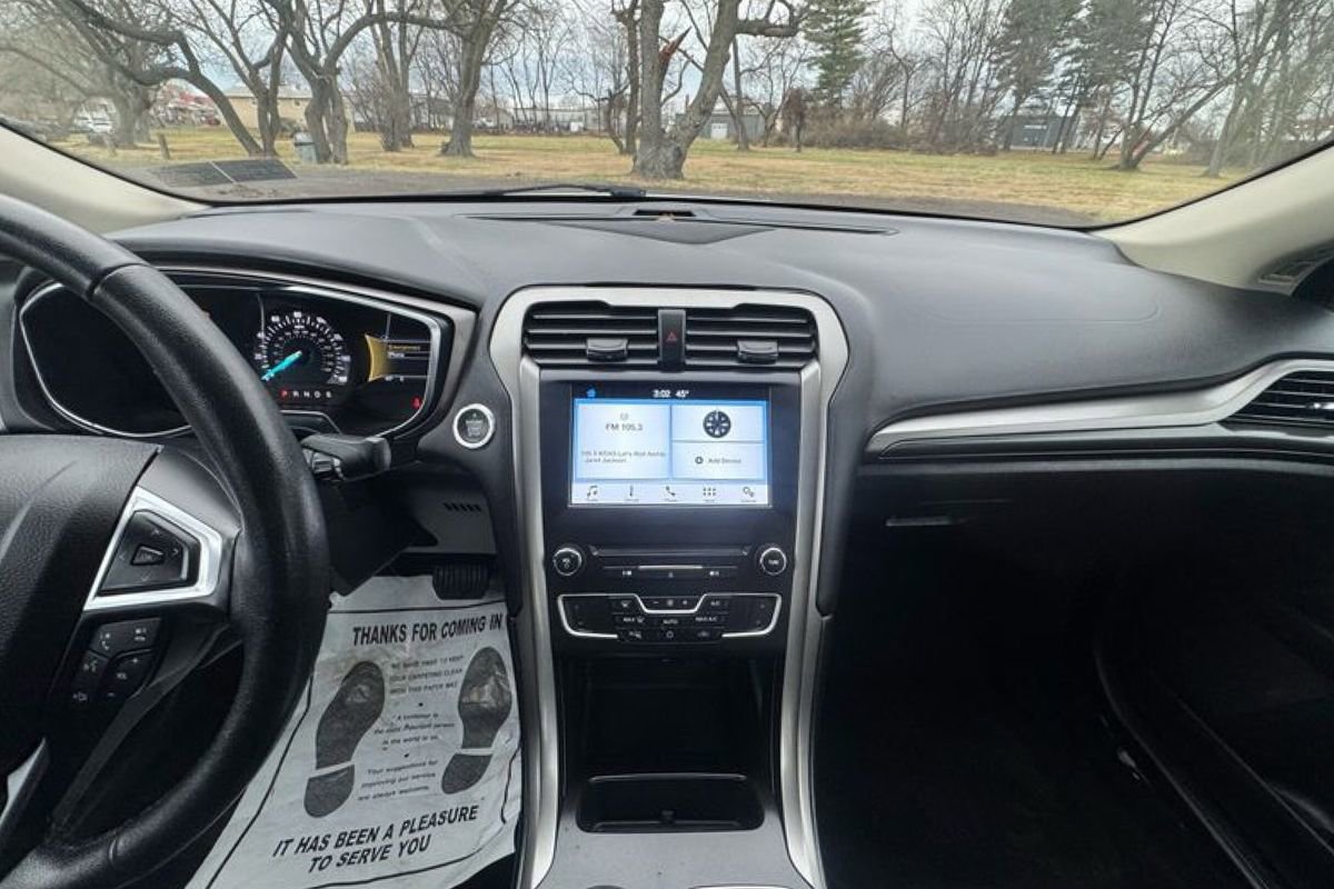 Used 2017 Ford Fusion SE w/ Equipment Group 201A image 14