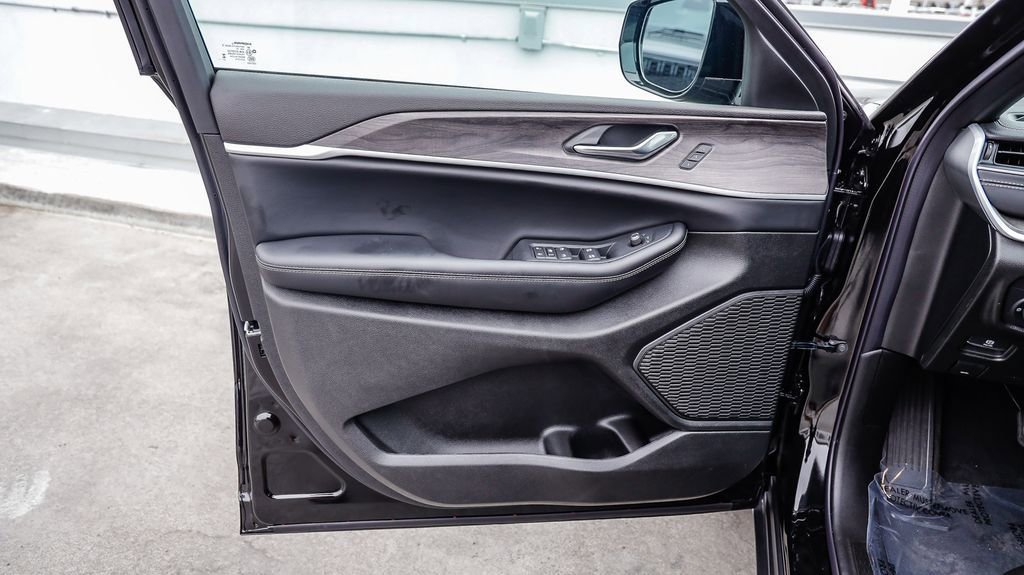 New 2025 Jeep Grand Cherokee L Limited w/ Black Appearance Package image 22