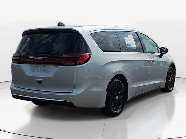 Used 2024 Chrysler Pacifica Touring-L FWD image 4