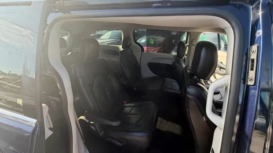 Used 2017 Chrysler Pacifica Touring-L FWD image 10