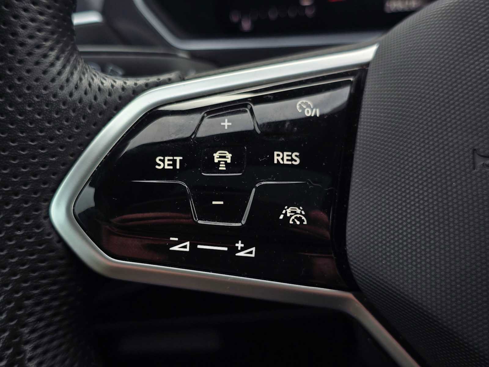 Used 2023 Volkswagen Tiguan SE R-Line image 37