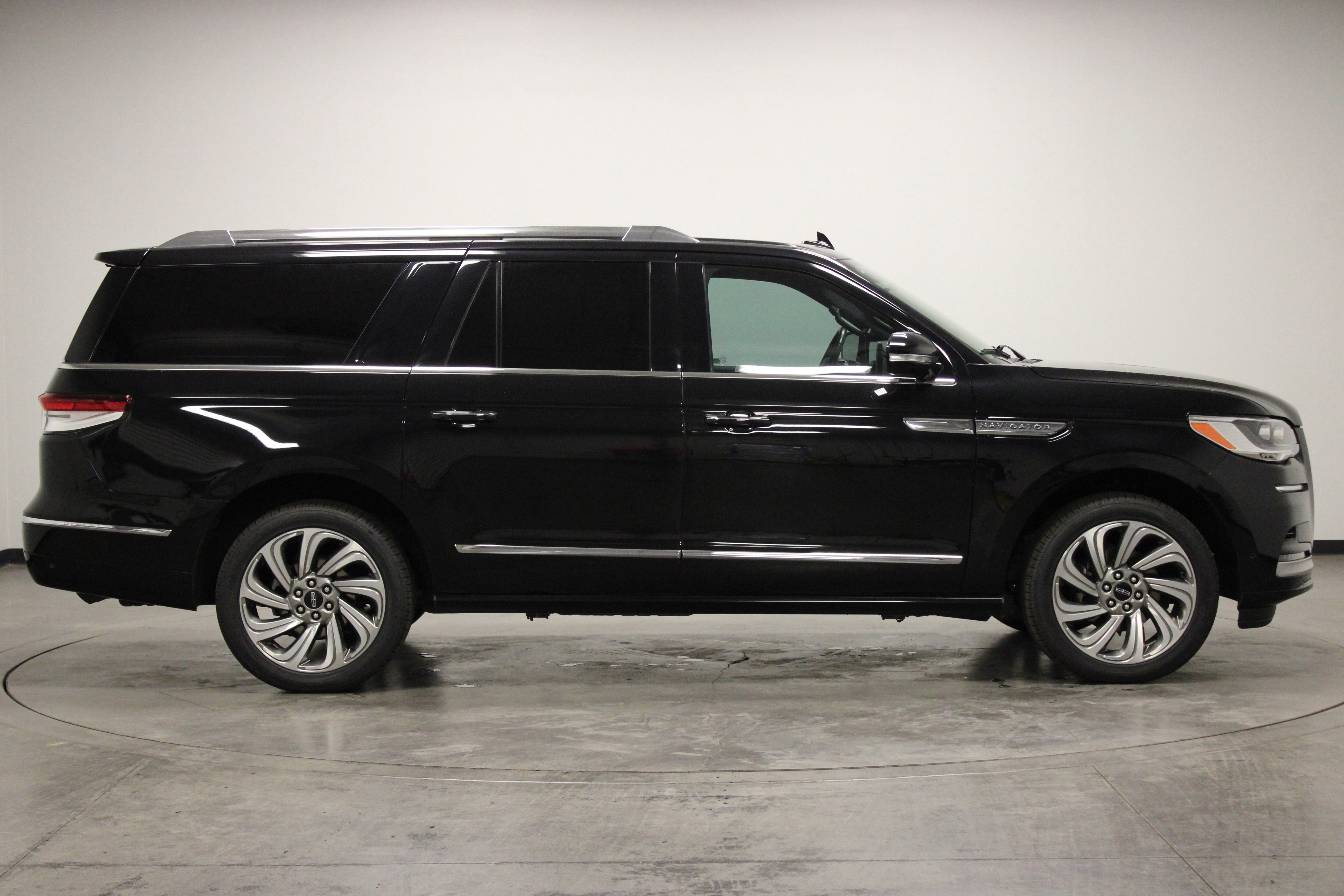 Used 2023 Lincoln Navigator L Reserve AWD/4WD image 9