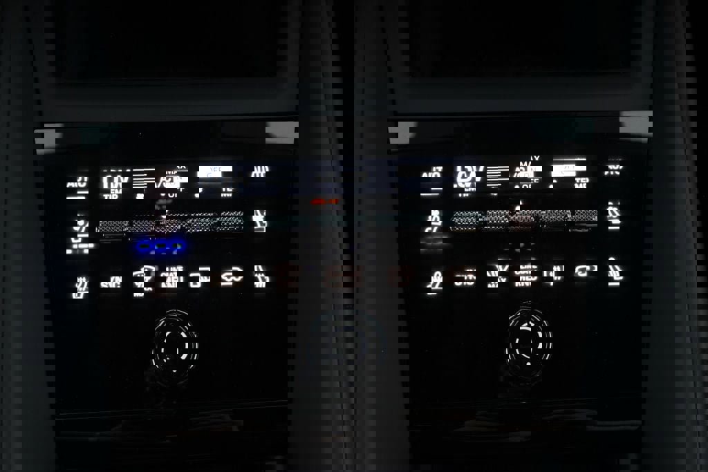 Used 2025 Porsche Macan Electric w/ Premium Package image 16