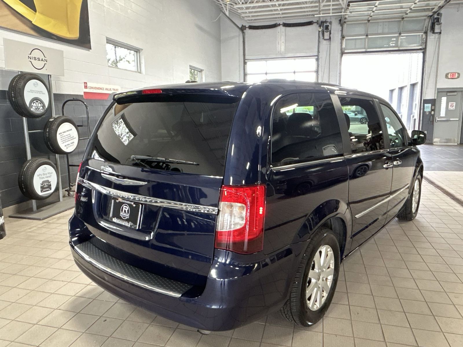 Used 2016 Chrysler Town & Country Touring w/ Driver Convenience Group FWD image 40