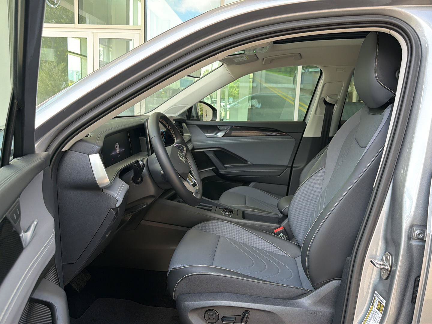 Certified 2025 Volkswagen Tiguan SE w/ Panoramic Sunroof Package AWD/4WD image 15