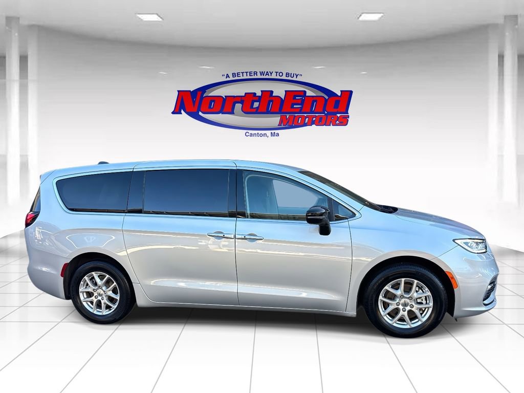 Used 2024 Chrysler Pacifica Touring-L image 2