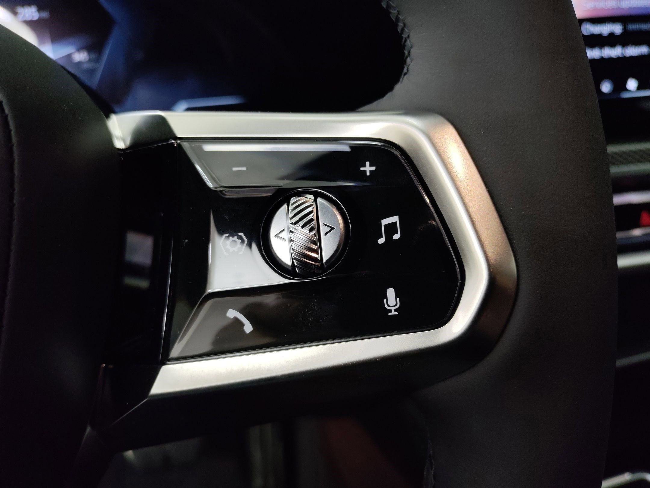 Used 2025 BMW i7 xDrive60 w/ Premium Package image 16