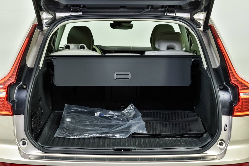 Certified 2023 Volvo XC60 B5 Ultimate w/ Protection Package Premier image 32