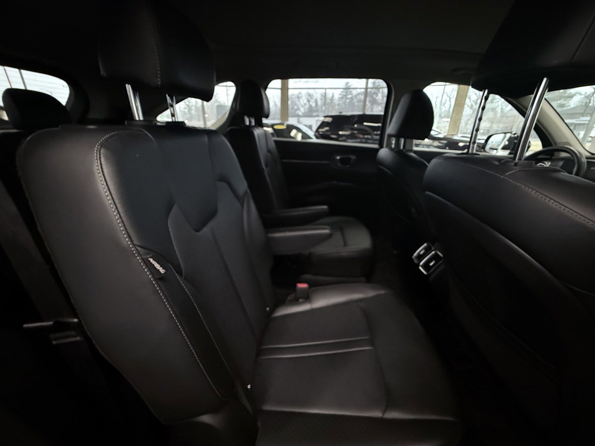 Used 2025 Kia Sorento SX image 32