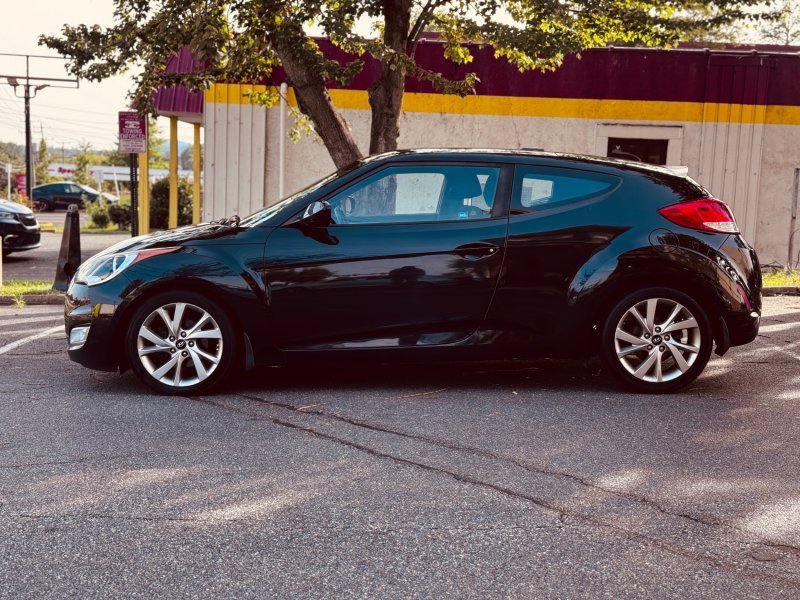 Used 2017 Hyundai Veloster FWD image 4