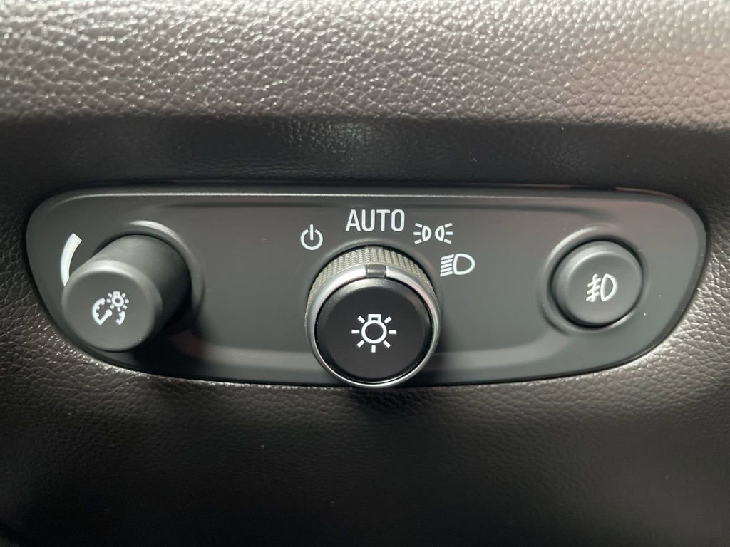 Used 2021 Chevrolet Traverse LT image 25