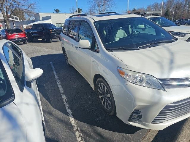 Used 2018 Toyota Sienna XLE w/ XLE Navigation Package image 2