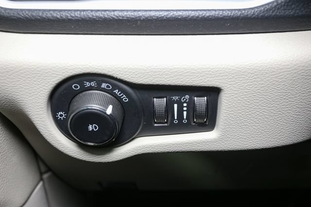 Used 2023 Chrysler Pacifica Touring-L FWD image 36