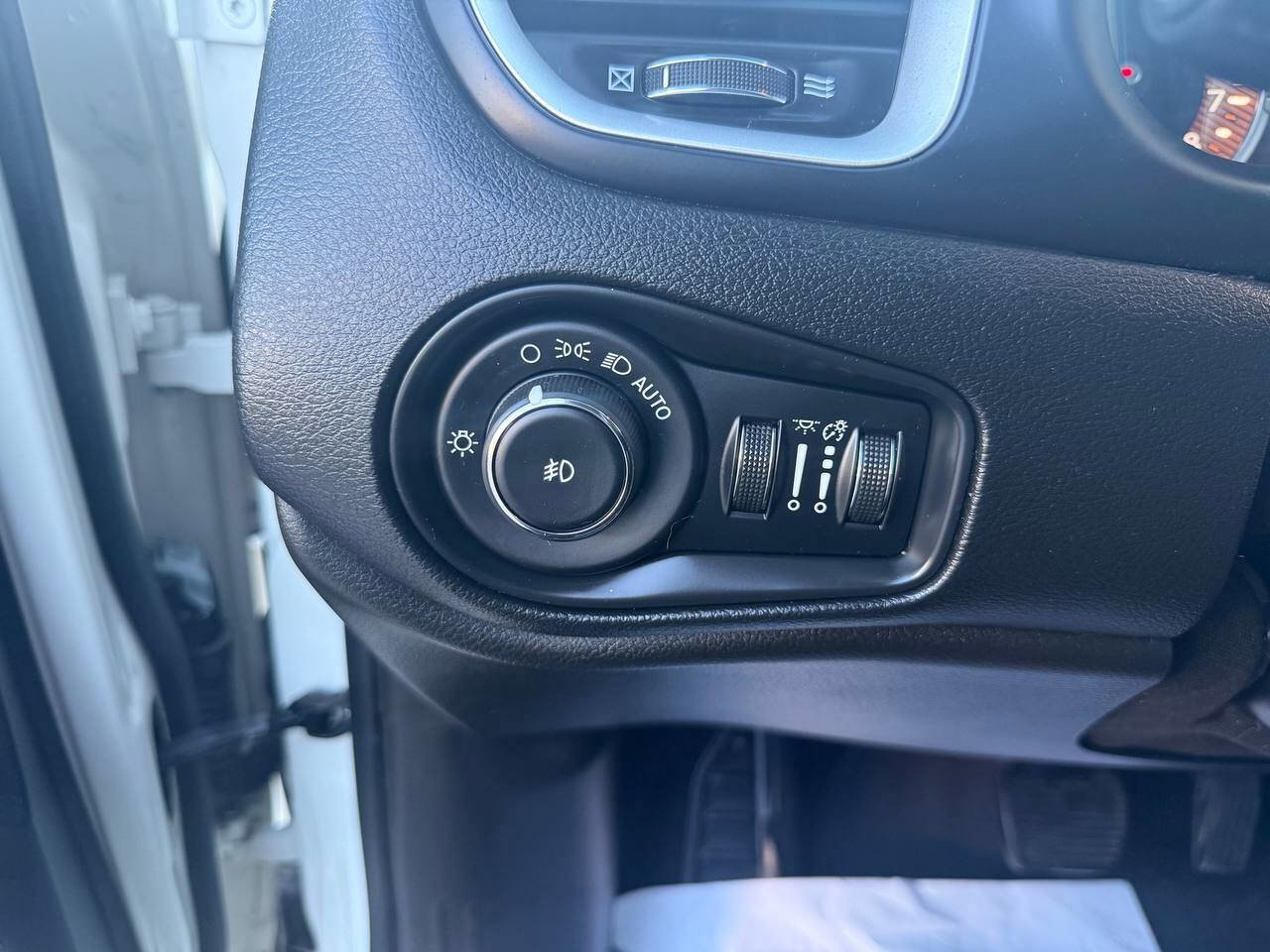 Used 2020 Jeep Renegade Latitude FWD image 22