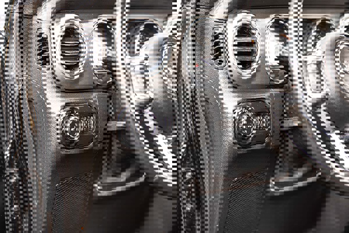 Used 2018 Jeep Wrangler Unlimited Sahara image 19