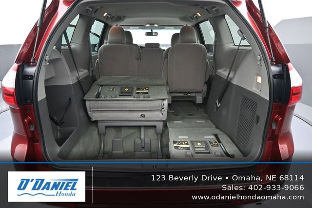 Used 2017 Toyota Sienna LE FWD image 38
