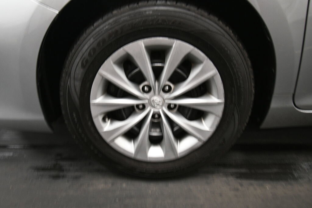 Used 2017 Toyota Camry LE image 32