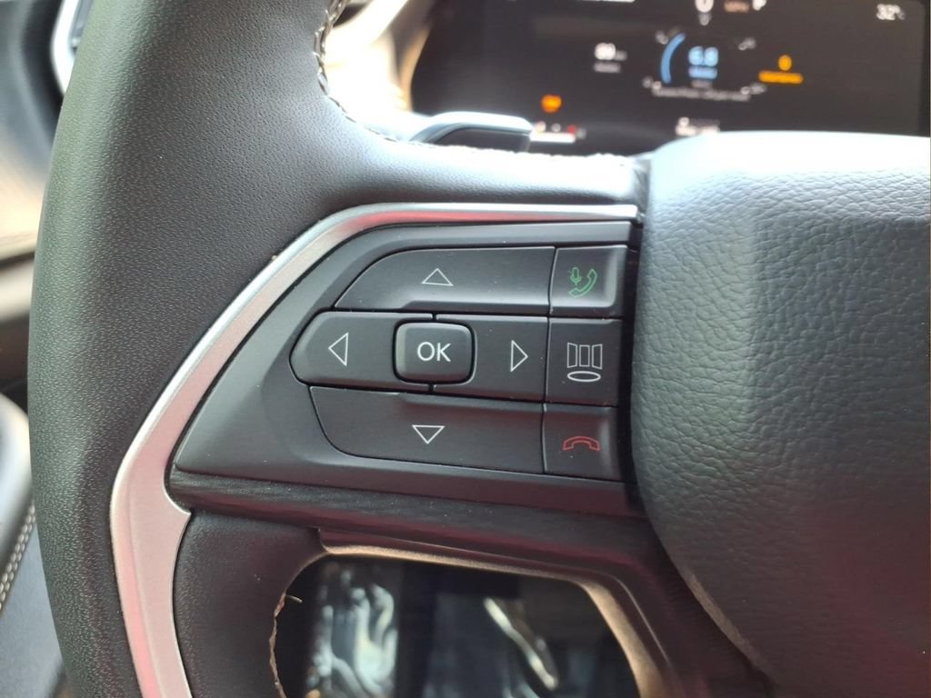 Used 2025 Jeep Grand Cherokee Altitude AWD/4WD image 12
