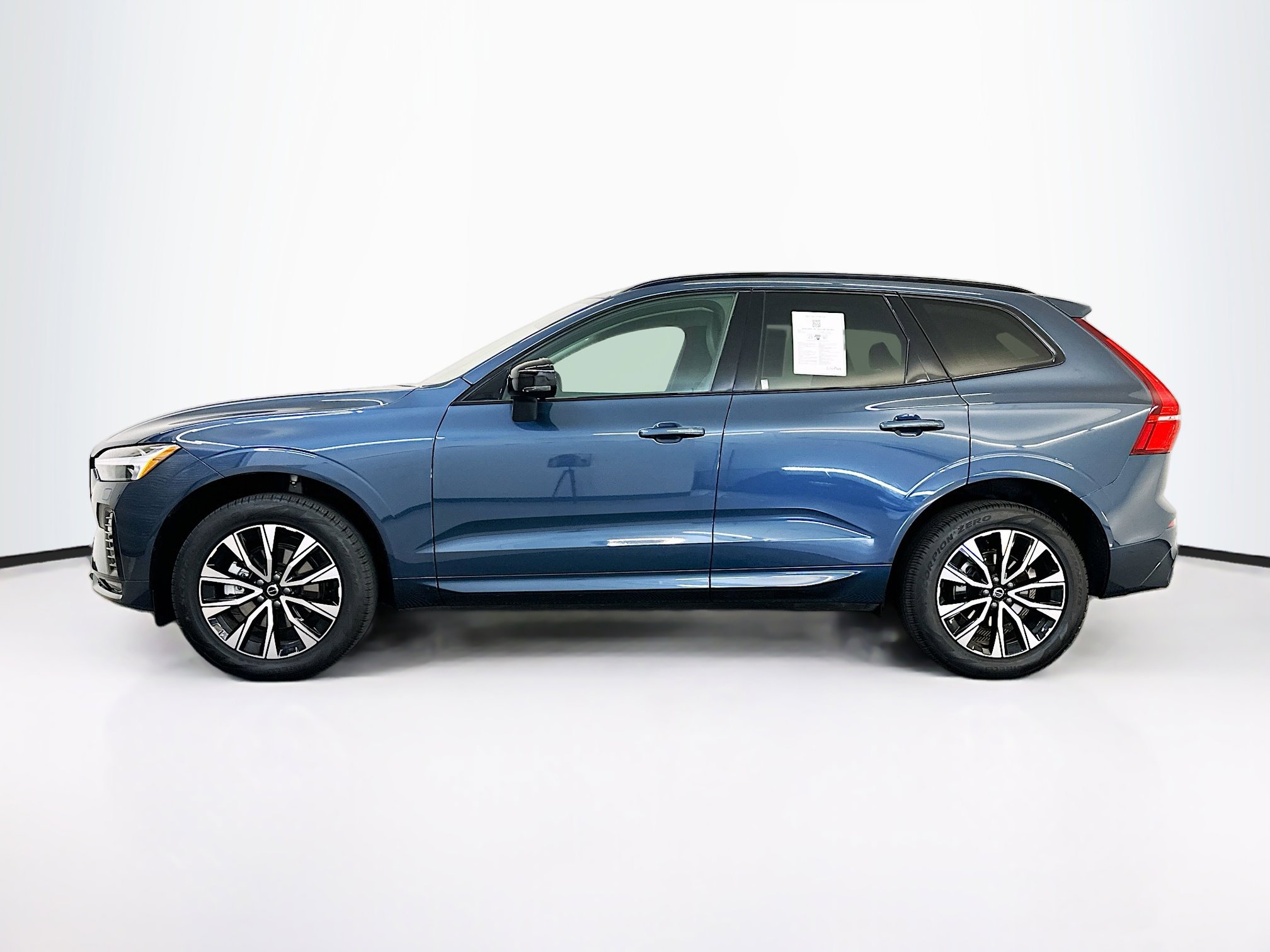 Used 2025 Volvo XC60 B5 Core image 4
