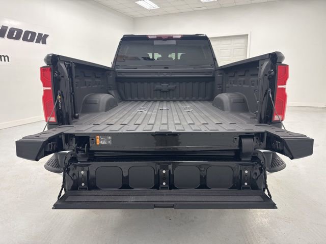 Used 2025 Chevrolet Silverado 2500 LTZ w/ LTZ Plus Package AWD/4WD image 30